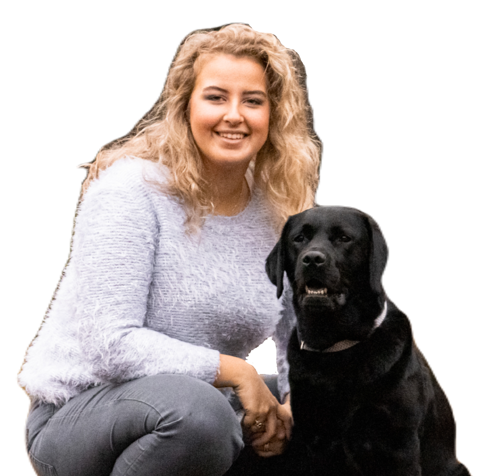 Britt Kortekaas van OmniDogs samen met haar labrador Kiki uit Alphen aan den Rijn